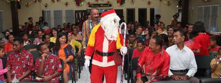 Indra Laksanta Jadi Santa Claus di Ibadah Natal Keluarga Besar Polres Biak Numfor