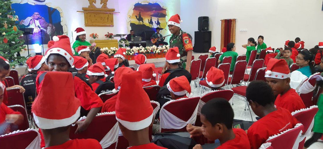 Kodim Mimika Rayakan Natal Bersama Anak Jalanan di GBI Family Of God Timika