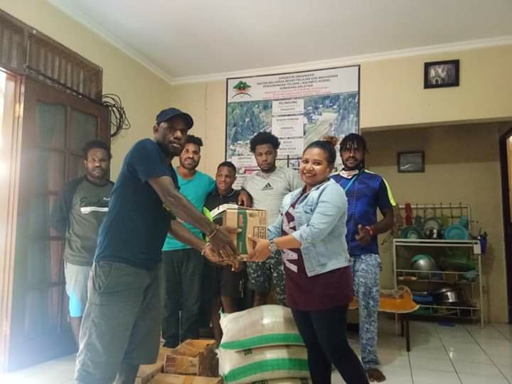 Komunitas Bakubantu Beri Bahan Makanan ke 66 Mahasiswa Tolikara di Semarang