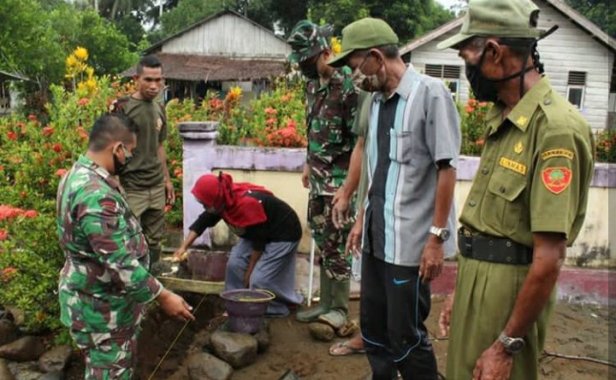 Peletakan Batu Pertama Pagar Gereja Saat TMMD ke-108 di Halmahera Timur