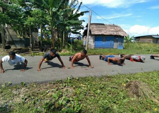 Satgas Yonarmed 9 Kostrad Latih Fisik Pemuda Wayabula