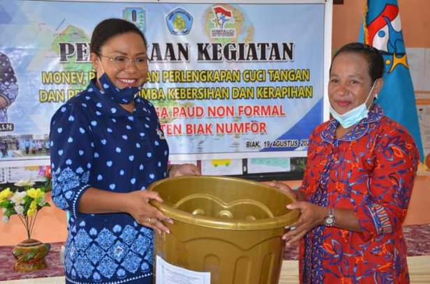 Ruth Naomi Naap Serahkan Bantuan Peralatan Cuci Tangan di Sejumlah PAUD