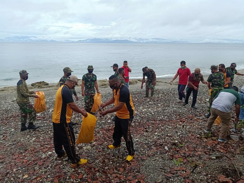 Jelang HUT TNI Ke-75, TNI dan Polri Malteng Bersihkan Pantai
