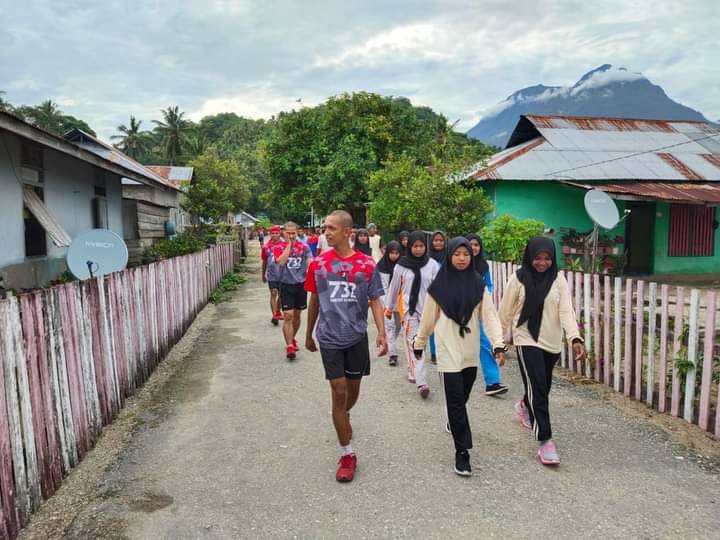 Pos Air Buaya SSK I Yonif Banau Ajak Siswa SMA Negeri 1 Biloro Olahraga Bersama